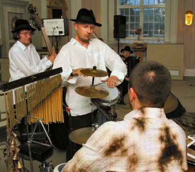 Polska klezmergruppen Kroke i Nskers kyrka vid Urkult 2004